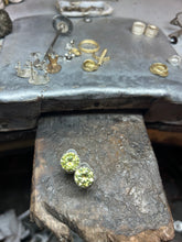 Carica l'immagine nel visualizzatore di Gallery, Orecchino Puntoluce Classico