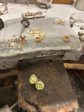 Carica l'immagine nel visualizzatore di Gallery, Orecchino Puntoluce Classico