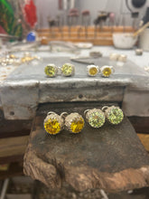 Carica l'immagine nel visualizzatore di Gallery, Orecchino Puntoluce Classico