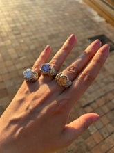 Carica l'immagine nel visualizzatore di Gallery, Anello puntoluce fiorellato