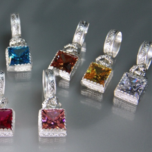 Carica l'immagine nel visualizzatore di Gallery, Ciondolo Puntoluce