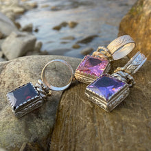 Carica l'immagine nel visualizzatore di Gallery, Ciondolo Puntoluce