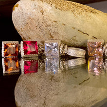 Carica l'immagine nel visualizzatore di Gallery, Ciondolo Puntoluce