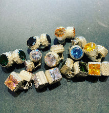 Carica l'immagine nel visualizzatore di Gallery, Orecchino Puntoluce Classico