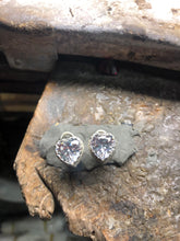 Carica l'immagine nel visualizzatore di Gallery, Orecchino puntoluce cuore