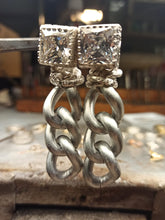 Carica l'immagine nel visualizzatore di Gallery, Orecchini Light&Chain