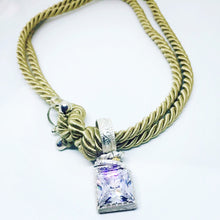 Carica l'immagine nel visualizzatore di Gallery, Ciondolo Puntoluce