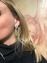 Carica l'immagine nel visualizzatore di Gallery, Orecchini Light&Chain