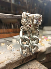 Carica l'immagine nel visualizzatore di Gallery, Orecchini Light&Chain