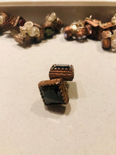 Carica l'immagine nel visualizzatore di Gallery, Orecchino Puntoluce Bronzo