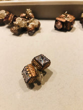 Carica l'immagine nel visualizzatore di Gallery, Orecchino Puntoluce Bronzo