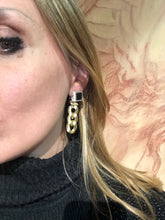 Carica l'immagine nel visualizzatore di Gallery, Orecchini Light&Chain