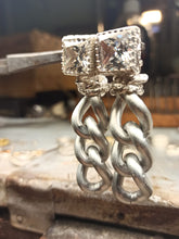 Carica l'immagine nel visualizzatore di Gallery, Orecchini Light&Chain