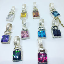 Carica l'immagine nel visualizzatore di Gallery, Ciondolo Puntoluce