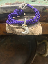 Carica l&#39;immagine nel visualizzatore di Gallery, Bracciale cordino con ciondolino
