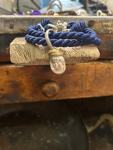 Carica l&#39;immagine nel visualizzatore di Gallery, Bracciale cordino con ciondolino
