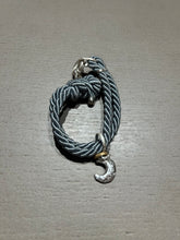 Carica l&#39;immagine nel visualizzatore di Gallery, Bracciale cordino con ciondolino

