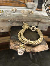 Carica l&#39;immagine nel visualizzatore di Gallery, Bracciale cordino con ciondolino
