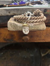 Carica l&#39;immagine nel visualizzatore di Gallery, Bracciale cordino con ciondolino
