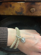 Carica l&#39;immagine nel visualizzatore di Gallery, Bracciale cordino con ciondolino
