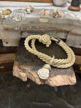 Carica l&#39;immagine nel visualizzatore di Gallery, Bracciale cordino con ciondolino
