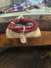 Carica l&#39;immagine nel visualizzatore di Gallery, Bracciale cordino con ciondolino
