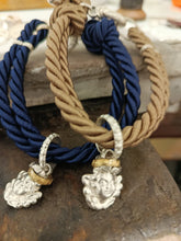 Carica l&#39;immagine nel visualizzatore di Gallery, Bracciale cordino con ciondolino
