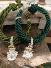 Carica l&#39;immagine nel visualizzatore di Gallery, Bracciale cordino con ciondolino
