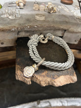 Carica l&#39;immagine nel visualizzatore di Gallery, Bracciale cordino con ciondolino
