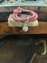 Carica l&#39;immagine nel visualizzatore di Gallery, Bracciale cordino con ciondolino
