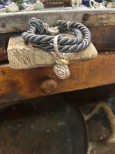 Carica l&#39;immagine nel visualizzatore di Gallery, Bracciale cordino con ciondolino
