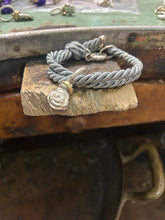 Carica l&#39;immagine nel visualizzatore di Gallery, Bracciale cordino con ciondolino
