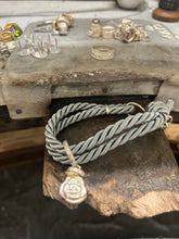 Carica l&#39;immagine nel visualizzatore di Gallery, Bracciale cordino con ciondolino
