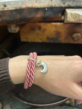 Carica l&#39;immagine nel visualizzatore di Gallery, Bracciale cordino con ciondolino
