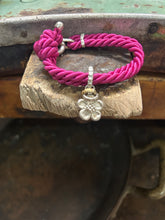 Carica l&#39;immagine nel visualizzatore di Gallery, Bracciale cordino con ciondolino
