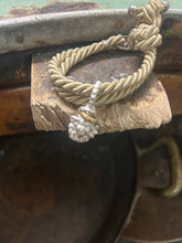 Carica l&#39;immagine nel visualizzatore di Gallery, Bracciale cordino con ciondolino
