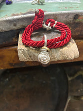 Carica l&#39;immagine nel visualizzatore di Gallery, Bracciale cordino con ciondolino
