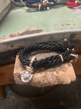 Carica l&#39;immagine nel visualizzatore di Gallery, Bracciale cordino con ciondolino
