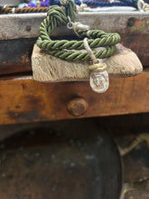 Carica l&#39;immagine nel visualizzatore di Gallery, Bracciale cordino con ciondolino
