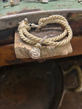 Carica l&#39;immagine nel visualizzatore di Gallery, Bracciale cordino con ciondolino
