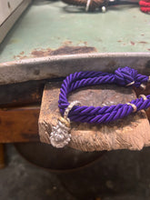 Carica l&#39;immagine nel visualizzatore di Gallery, Bracciale cordino con ciondolino
