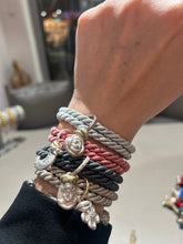 Carica l&#39;immagine nel visualizzatore di Gallery, Bracciale cordino con ciondolino
