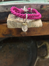 Carica l&#39;immagine nel visualizzatore di Gallery, Bracciale cordino con ciondolino
