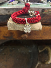 Carica l&#39;immagine nel visualizzatore di Gallery, Bracciale cordino con ciondolino
