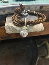 Carica l&#39;immagine nel visualizzatore di Gallery, Bracciale cordino con ciondolino
