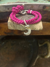 Carica l&#39;immagine nel visualizzatore di Gallery, Bracciale cordino con ciondolino
