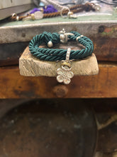 Carica l&#39;immagine nel visualizzatore di Gallery, Bracciale cordino con ciondolino
