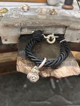 Carica l&#39;immagine nel visualizzatore di Gallery, Bracciale cordino con ciondolino
