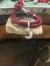 Carica l&#39;immagine nel visualizzatore di Gallery, Bracciale cordino con ciondolino
