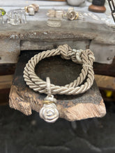 Carica l&#39;immagine nel visualizzatore di Gallery, Bracciale cordino con ciondolino
